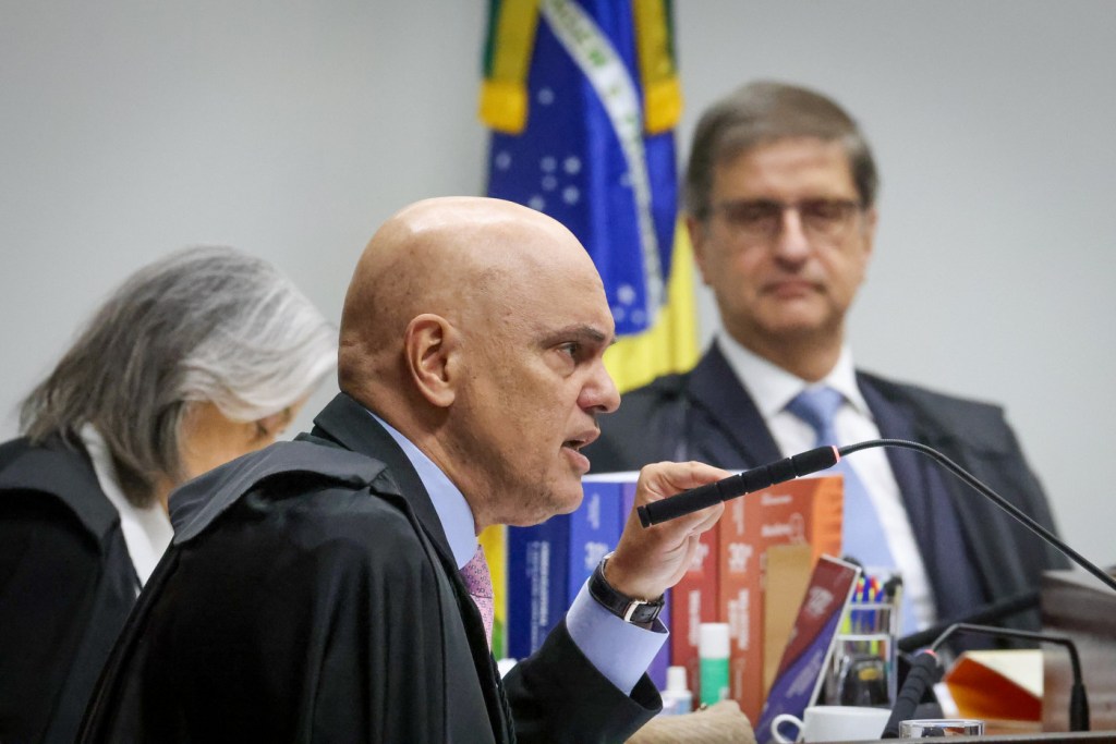 Moraes destaca troca de mensagens entre Ramagem e Bolsonaro e observa: ‘Não é de um delinquente do PCC para outro’