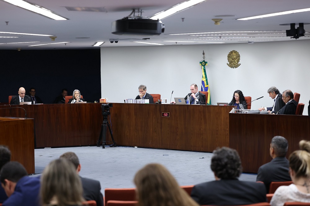 Celulares, cochichos e saídas: como ministros reagiram ao longo voto de Fux no STF