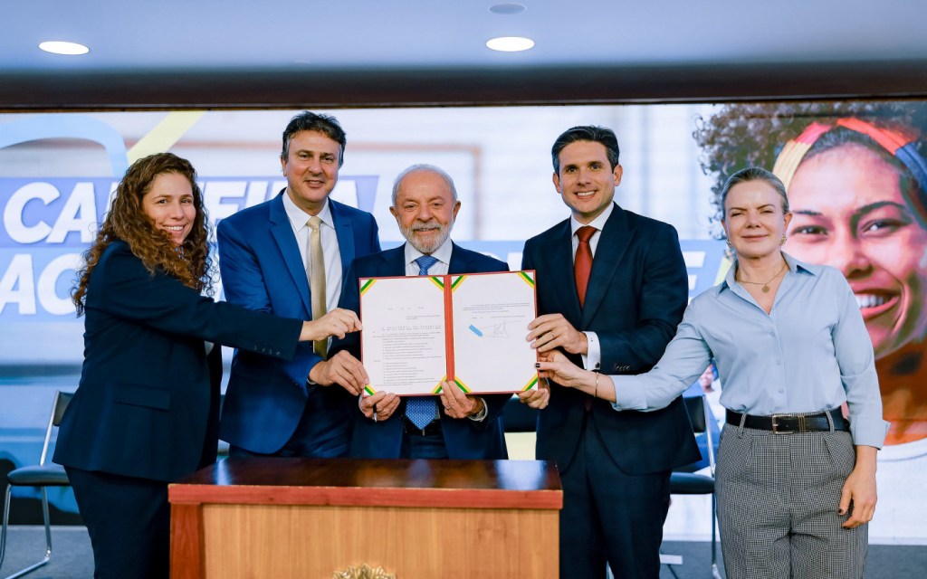 Lula sanciona lei que cria Carteira Nacional do Professor