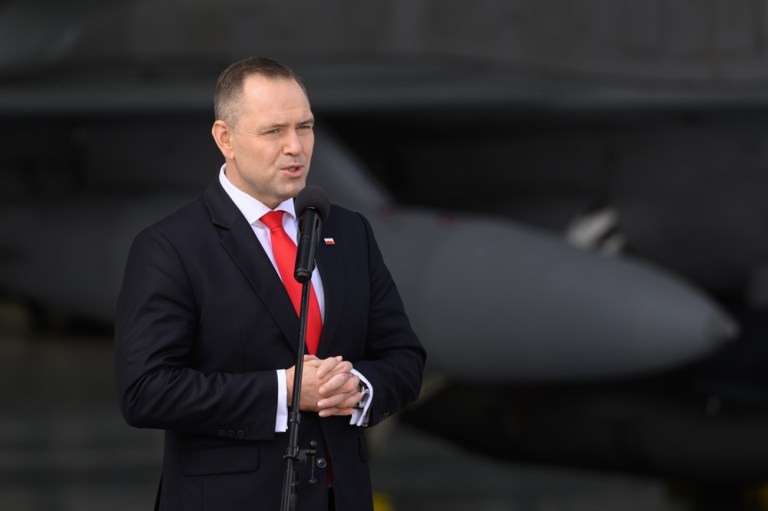 O presidente polonês, Karol Nawrocki, durante uma reunião com soldados na 31ª Base Aérea Tática em Poznan-Krzesiny, Polônia, em 11 de setembro de 2025. A visita urgente do presidente à base aérea em Krzesiny está relacionada à violação do espaço aéreo por drones russos. (Polônia) EFE/EPA/JAKUB KARCZMARCZYK POLÔNIA FORA