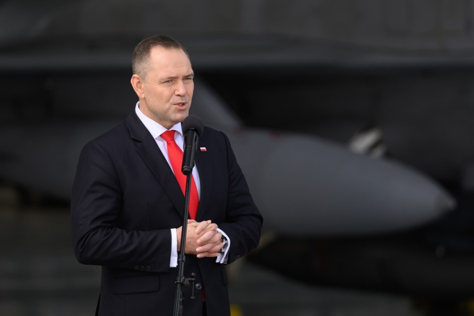 O presidente polonês, Karol Nawrocki, durante uma reunião com soldados na 31ª Base Aérea Tática em Poznan-Krzesiny, Polônia, em 11 de setembro de 2025. A visita urgente do presidente à base aérea em Krzesiny está relacionada à violação do espaço aéreo por drones russos. (Polônia) EFE/EPA/JAKUB KARCZMARCZYK POLÔNIA FORA