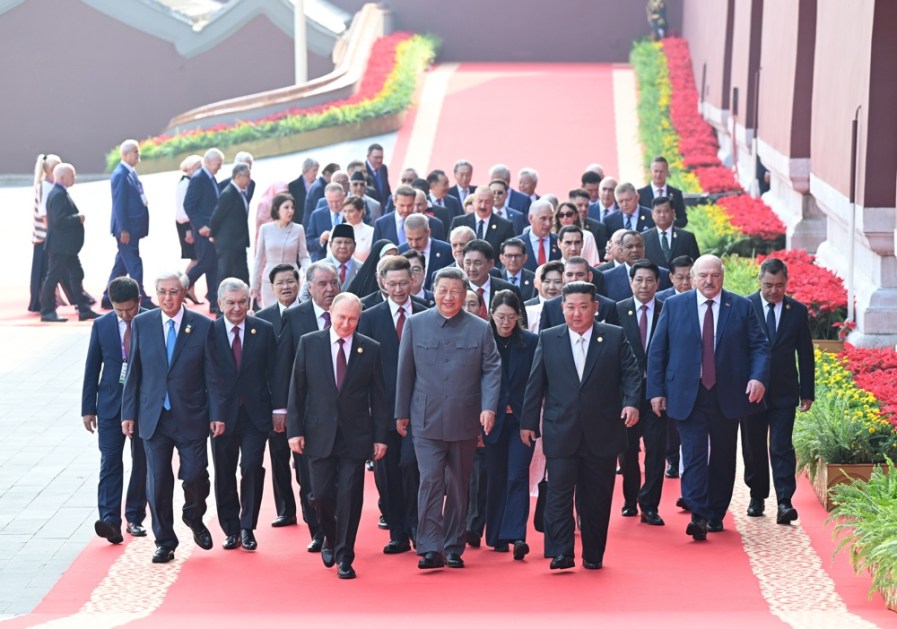 O presidente chinês Xi Jinping (frente C), o presidente russo Vladimir Putin (frente E), o líder norte-coreano Kim Jong Un (frente D) e líderes estrangeiros caminham até a Tribuna da Praça da Paz Celestial antes de um desfile militar que marca o 80º aniversário do fim da Guerra Sino-Japonesa em Pequim, China, em 3 de setembro de 2025. A China realiza em 3 de setembro celebrações para marcar o 80º aniversário do fim da Segunda Guerra Sino-Japonesa, conhecida na China como Guerra de Resistência contra a agressão japonesa, e o fim da Segunda Guerra Mundial. EFE/EPA/XINHUA / Shen Hong CHINA FORA / REINO UNIDO E IRLANDA FORA / CRÉDITO OBRIGATÓRIO USO EDITORIAL SOMENTE
