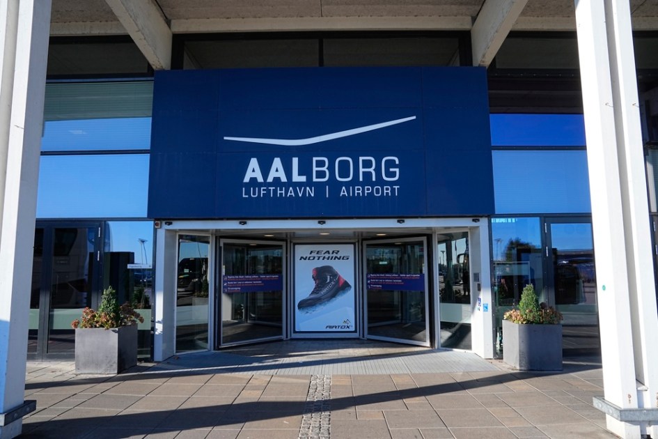 Entrada do Aeroporto de Aalborg, em Aalborg, Dinamarca, 25 de setembro de 2025. O espaço aéreo sobre o Aeroporto de Aalborg foi fechado durante a noite após drones serem observados sobrevoando o aeroporto, de acordo com a polícia. O incidente ocorreu dias depois de drones terem sido avistados perto do Aeroporto de Copenhague, na noite de 22 de setembro, forçando seu fechamento por algumas horas. (Dinamarca, Copenhague) EFE/EPA/BO AMSTRUP DINAMARCA FORA