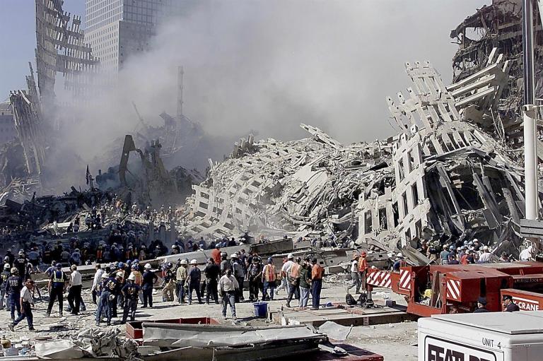 Equipe de resgate nos escombros da queda das Torres Gêmeas em Nova York, nos EUA