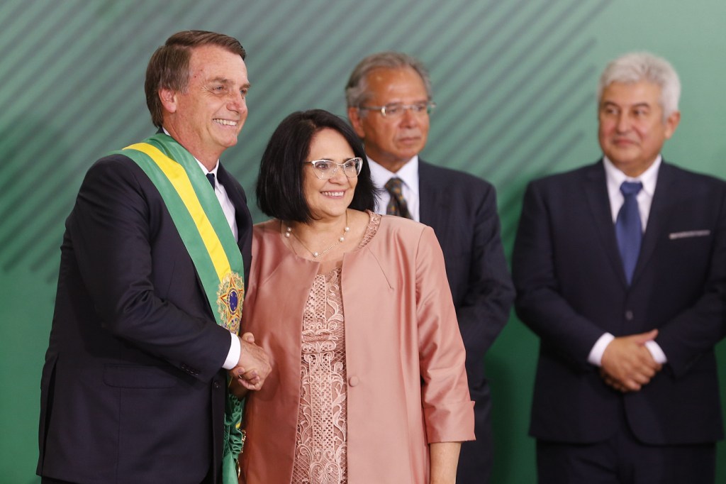 Moraes autoriza visita de Damares a Bolsonaro, mas reforça que veículo será revistado na saída