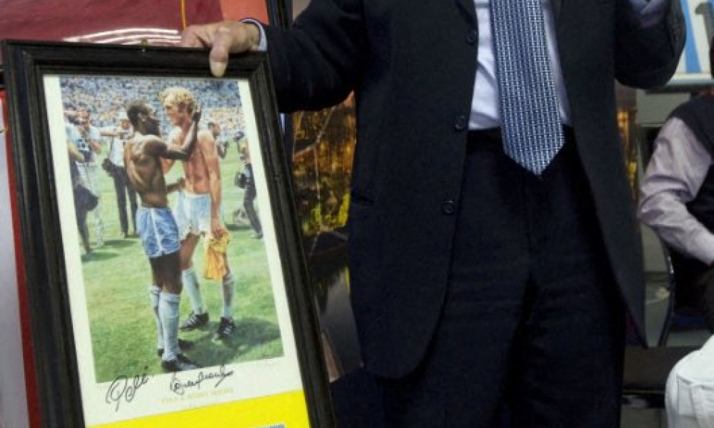 A rivalidade entre Pelé e Bobby Moore virou amizade fora dos gramados