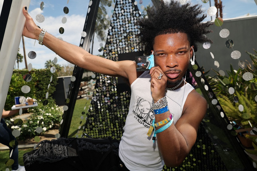 Corpo em decomposição é encontrado no Tesla do rapper D4vd, que se apresentará no Lollapalooza em 2026, no Brasil