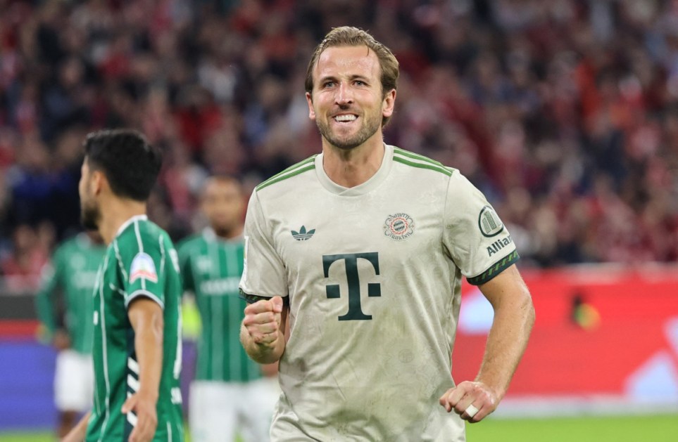 Harry Kane comemora um pênalti durante a partida da Bundesliga