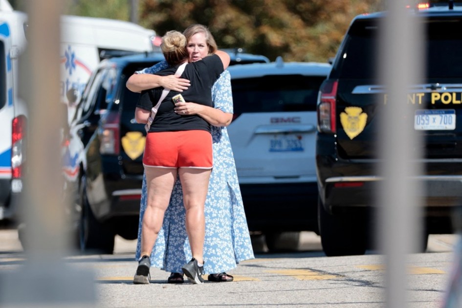 Pessoas se abraçam perto do local de um ataque a tiros em uma igreja em Grand Blanc, Michigan