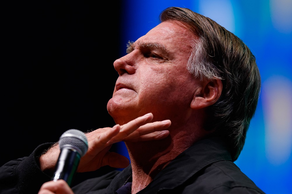 Defesa de Bolsonaro diz que respeitará decisão do STF apesar de discordar de votos de Moraes e Dino