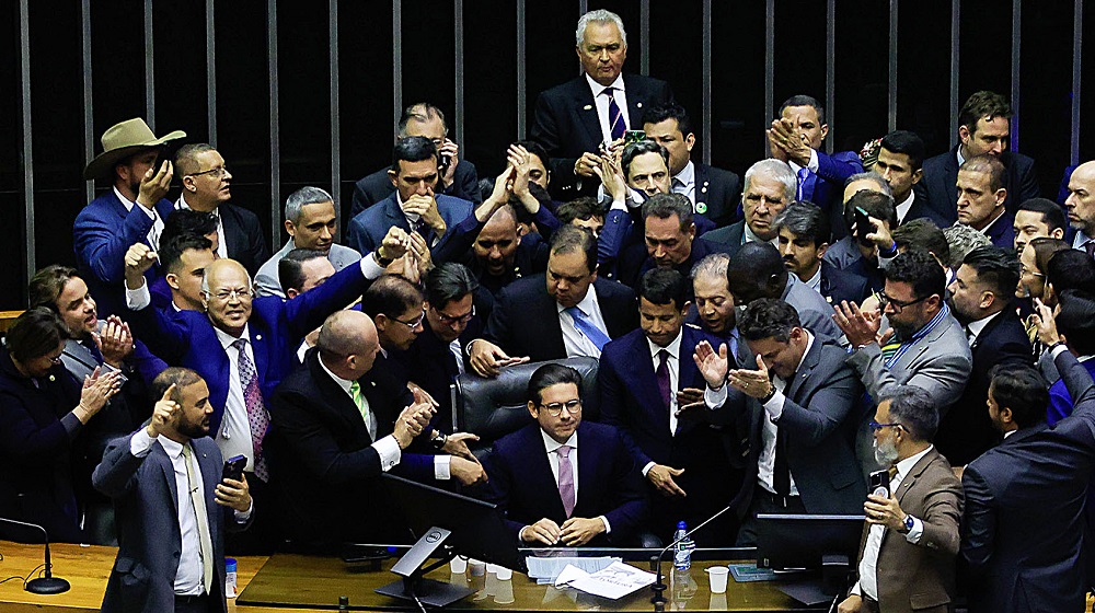 Após dois dias de obstrução protagonizada pela oposição na Câmara dos Deputados, o presidente da Casa, Hugo Motta (c), retoma a cadeira para abrir a sessão plenária