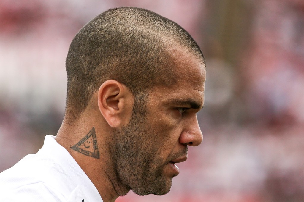 Daniel Alves perde disputa na Justiça e terá que pagar indenização ao Pumas