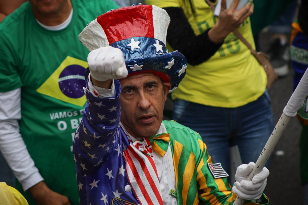 Atos de Bolsonaro têm bandeira dos EUA e mensagens de ‘SOS Trump’, ‘Help, Trump’ e ‘Thanks Trump’