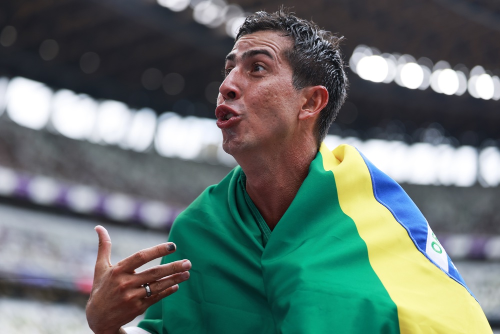 Caio Bonfim conquista ouro na marcha de 20 km e se torna brasileiro com mais medalhas em Mundiais de atletismo