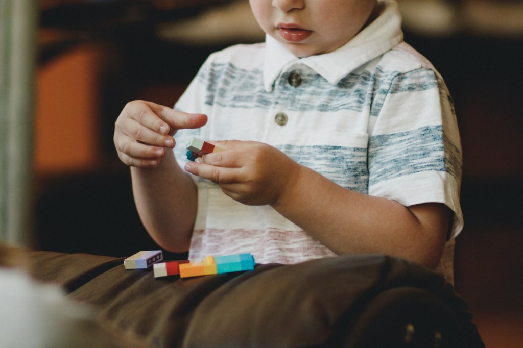 ‘Não existe vínculo comprovado de que paracetamol ou vacinas provoquem autismo’, informa OMS 