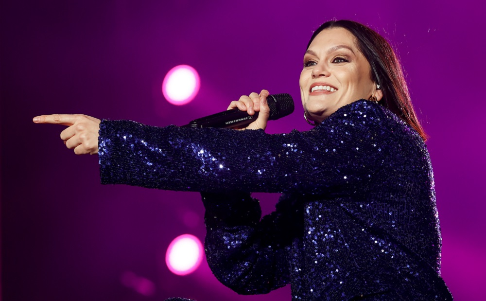 Jessie J faz discurso emocionante sobre tratamento de câncer de mama em show no The Town