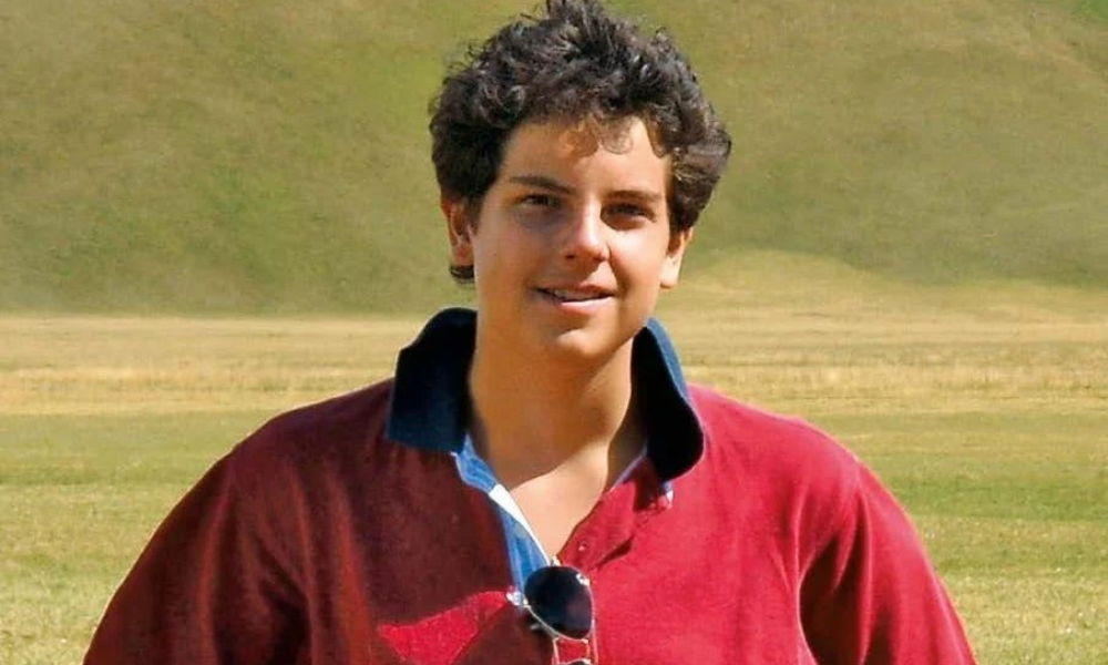 Vaticano pendura imagem do beato millennial Carlo Acutis na Basílica de São Pedro