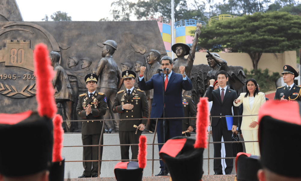 Nicolás Maduro garante que Venezuela seguirá 'de pé' e com 'fé inabalável na vitória' diante da ofensiva dos EUA