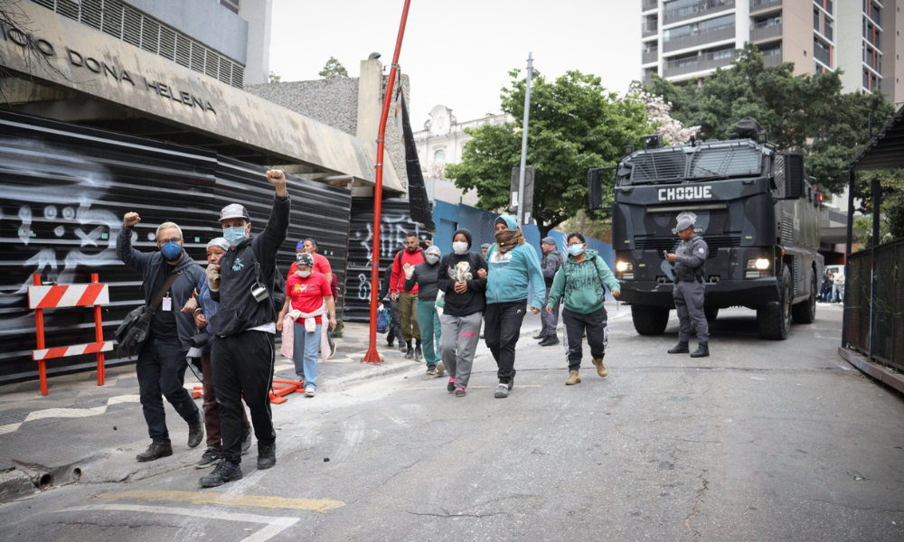 PM de SP usa bombas de efeito moral contra ocupação de prédio abandonado na capital