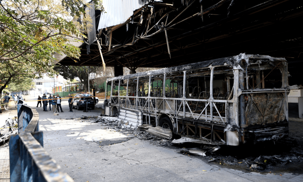 Ônibus pega fogo dentro de terminal na Zona Leste de São Paulo