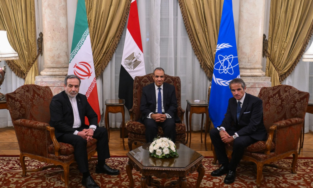 Ministro das Relações Exteriores do Egito, Badr Abdelatty (centro), encontra-se com seu homólogo iraniano, Abbas Araqchi (esq.), e com o Diretor-Geral da Agência Internacional de Energia Atômica (AIEA), Rafael Grossi, no Cairo