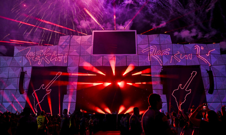 Fogos de artifício são lançados antes do show da banda americana Imagine Dragons no palco principal do festival de música Rock in Rio 2024