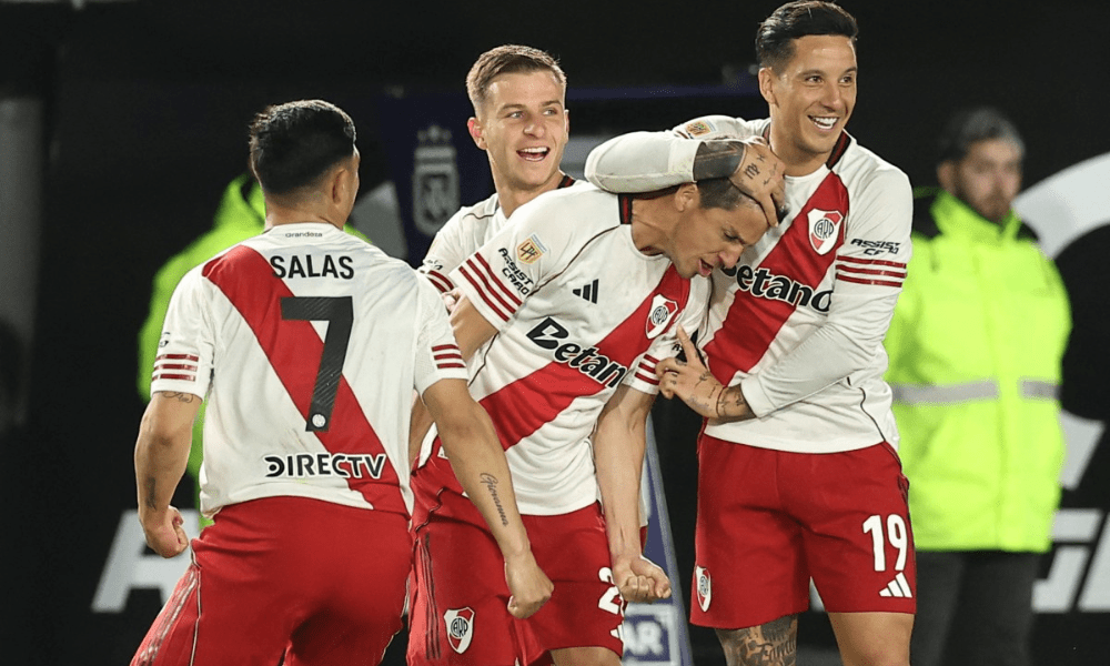 Ignacio Fernandez comemora após marcar o segundo gol do River Plate com Sebastian Driussi, Maximiliano Salas e o meio-campista Giuliano Galoppo, durante partida do Torneio Clausura, entre Estudiantes de la Plata e River Plate no Estádio Jorge Luis Hirschi em La Plata