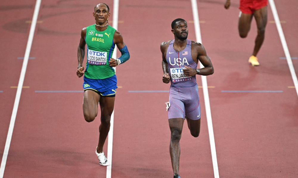 Alison dos Santos toca em barreira, mas se recupera e vai à final dos 400m no Mundial de Tóquio
