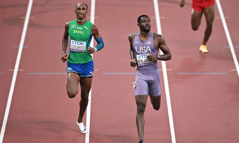 Alison dos Santos toca em barreira, mas se recupera e vai à final dos 400m no Mundial de Tóquio
