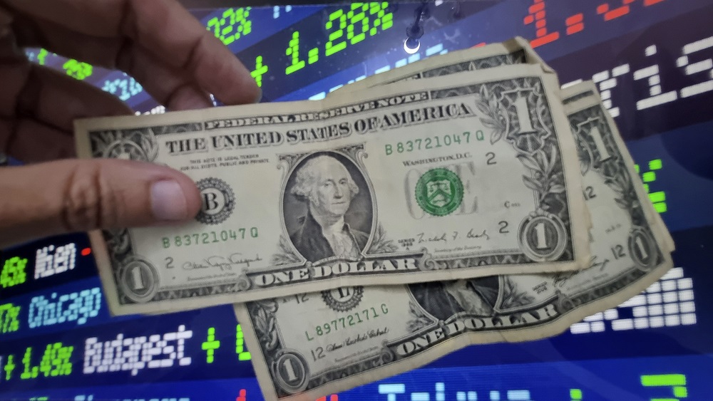 Dólar fecha a R$ 5,35, menor nível desde junho de 2024; Ibovespa recua