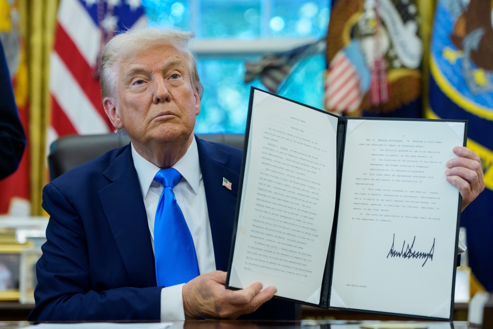 Trump lança ‘Gold Card’ de residência no valor de US$ 1 milhão e encarece taxa de vistos de trabalho