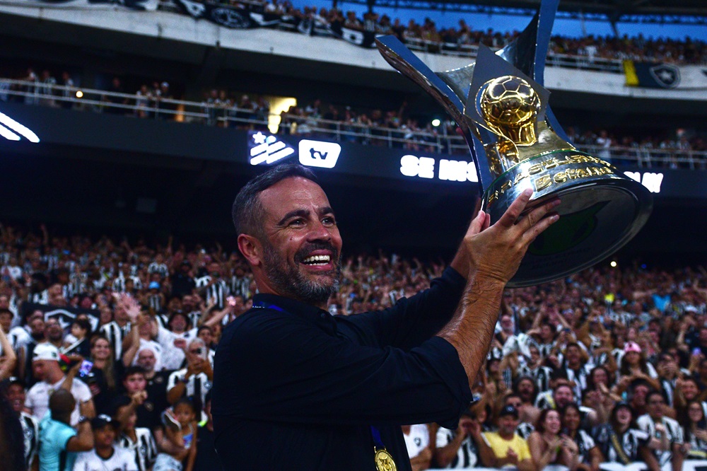 Braga ameaça acionar Botafogo na Fifa por dívida de rescisão do técnico Artur Jorge