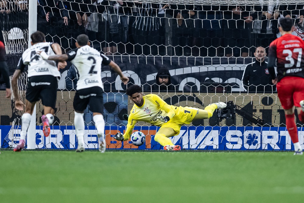 ‘A gente não trabalha com sentimento’, diz árbitro de campo ao VAR durante análise de pênalti em Corinthians x Athletico-PR