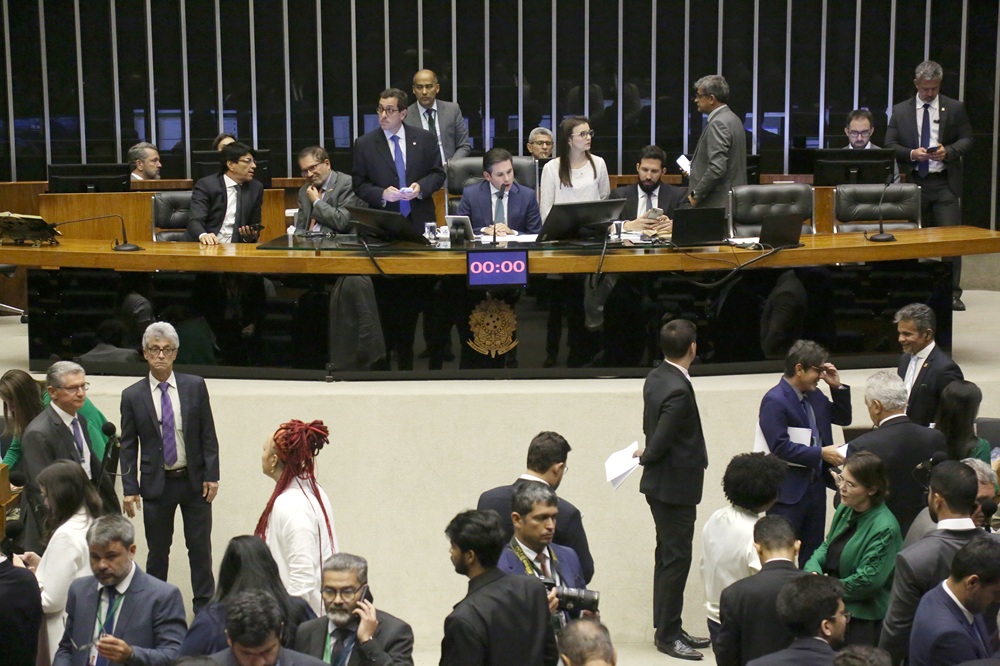 Governo federal enfrenta resistência no Congresso para aprovar isenção do IR