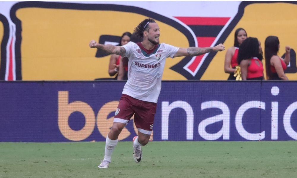 Em jogo com duas expulsões no primeiro tempo, Fluminense aguenta pressão e vence Vitória