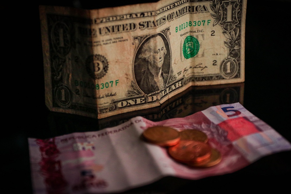 Dólar emenda 5º pregão de queda e fecha a R$ 5,29 na véspera da Super Quarta; Ibovespa supera os 144 mil pela 1ª vez