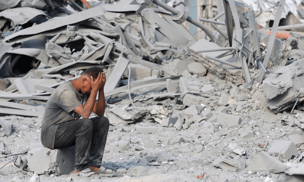 Um palestino reage à destruição após um ataque noturno ao Centro de Saúde Sheikh Radwan, administrado pela Agência das Nações Unidas de Assistência aos Refugiados da Palestina (UNRWA), no norte da Cidade de Gaza, em 6 de agosto de 2025. A agência de defesa civil de Gaza informou que 68 pessoas foram mortas por tiros e ataques aéreos israelenses em 5 de agosto, incluindo 56 que aguardavam perto de locais de distribuição de ajuda humanitária dentro do território palestino. (Foto de Omar AL-QATTAA / AFP)