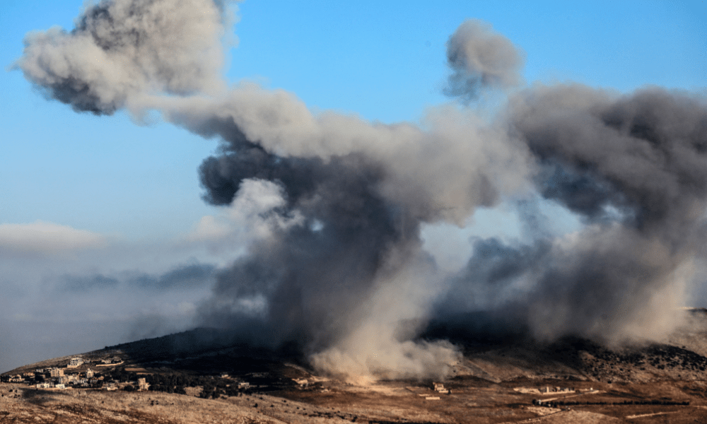 Nuvens de fumaça sobem após um ataque israelense na colina de Ain el-Taher, na vila de Nabatiyeh al-Faouqa, no sul do Líbano, em 31 de agosto de 2025. (Foto de Rabih DAHER)