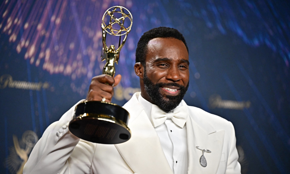 Emmy 2025: Tramell Tillman, de ‘Ruptura’, faz história como primeiro ator negro a vencer categoria