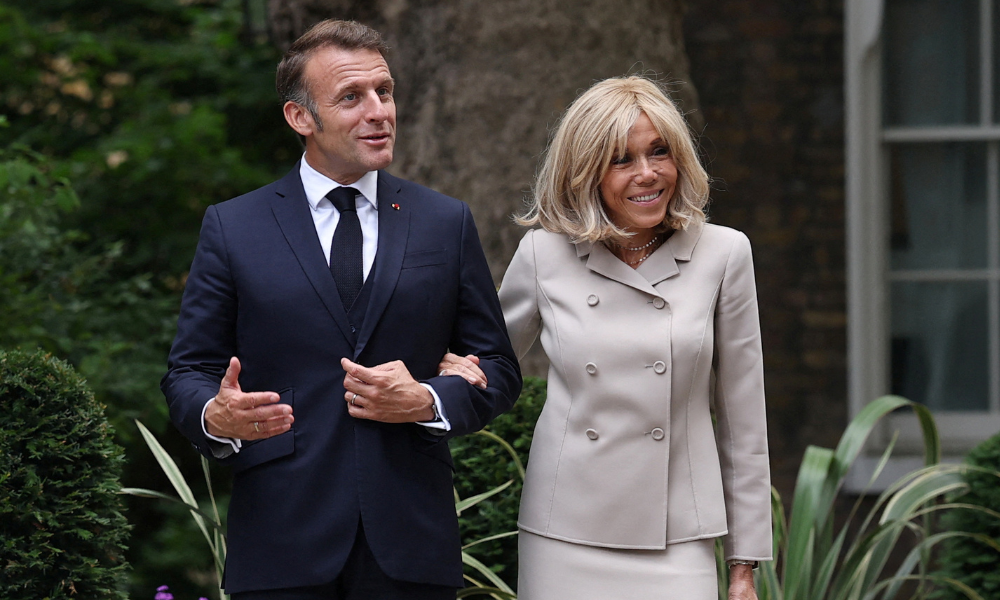 O presidente francês, Emmanuel Macron, e sua esposa, Brigitte Macron, chegam para almoço e reuniões bilaterais no número 10 da Downing Street, em Londres, em 9 de julho de 2025, no segundo dia de uma visita de Estado de três dias ao Reino Unido. O presidente francês, Emmanuel Macron, almoçará com o primeiro-ministro britânico na véspera da 37ª Cúpula Franco-Britânica, onde discutirão oportunidades para fortalecer os laços de defesa. (Foto de Gonzalo Fuentes / POOL / AFP)