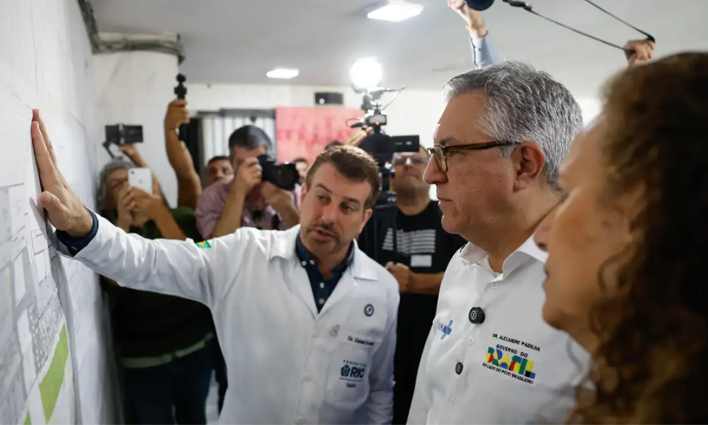 O ministro da Saúde, Alexandre Padilha, visitando hospital