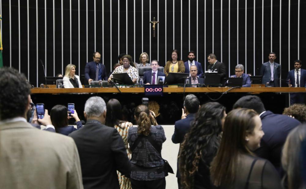 Debate sobre a proteção de crianças e adolescentes em ambientes digitais.