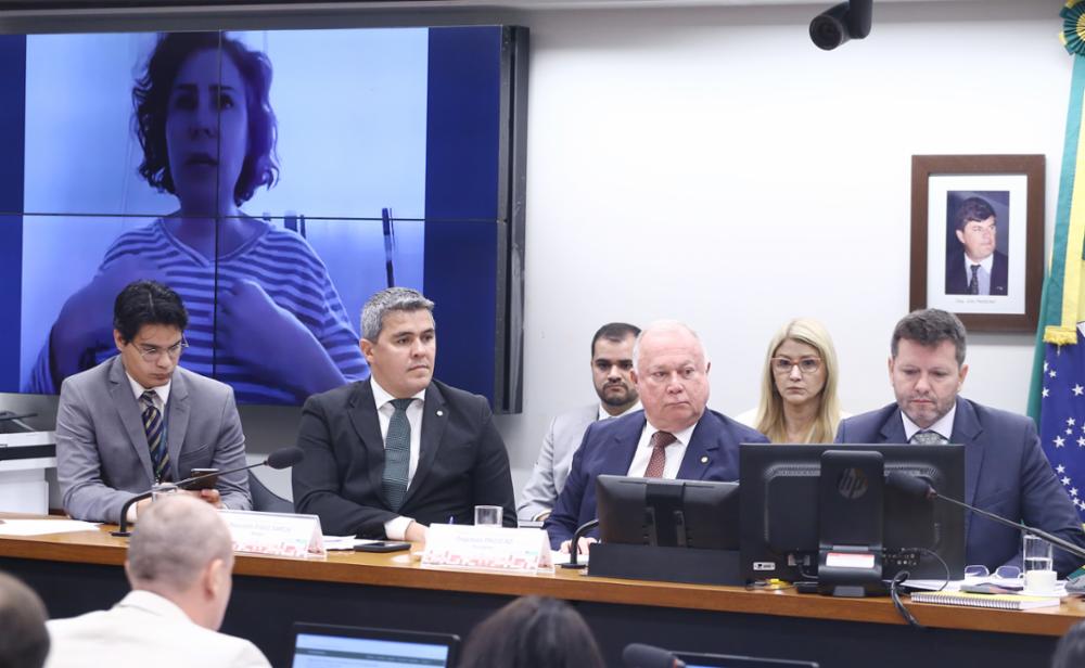 Carla Zambelli, presa na Itália, bate boca com Delgatti em audiência da CCJ da Câmara