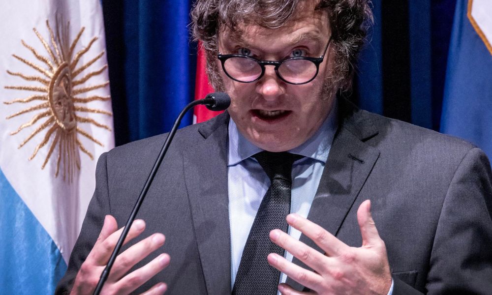 Congresso argentino avança para limitar capacidade de Milei governar por decretos de urgência