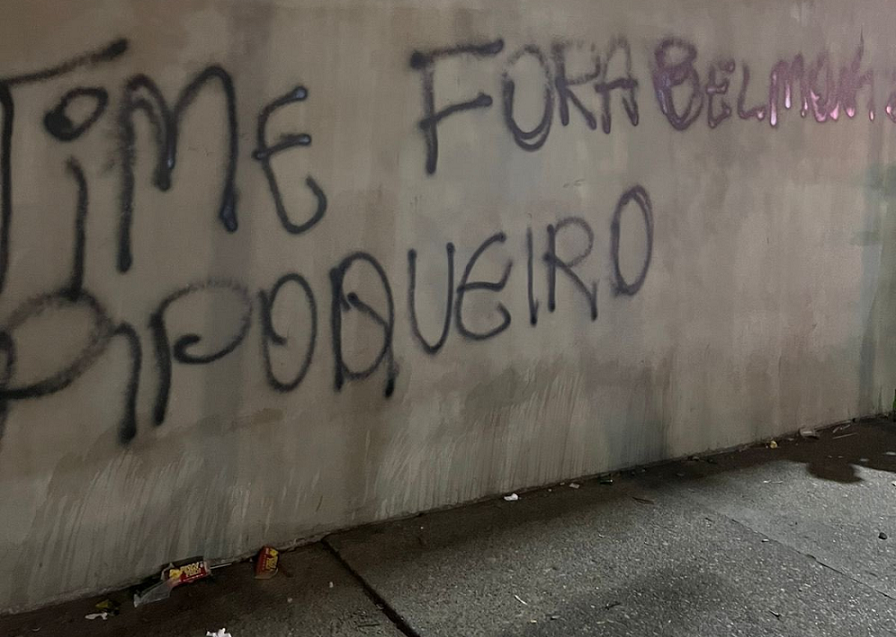 Torcida do São Paulo protesta contra jogadores e dirigentes após eliminação na Libertadores
