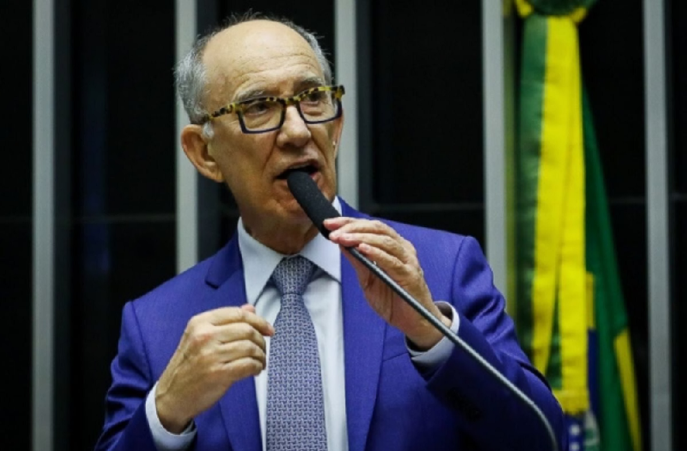 Deputado Rui Falcão pede apreensão do passaporte de Tarcísio de Freitas