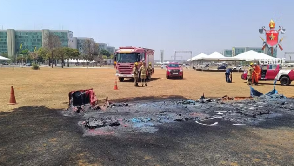Fogo atinge banheiros químicos na Esplanada dos Ministérios
