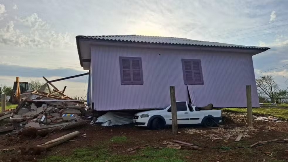 Casa é arrastada durante passagem de tornado por Santa Catarina