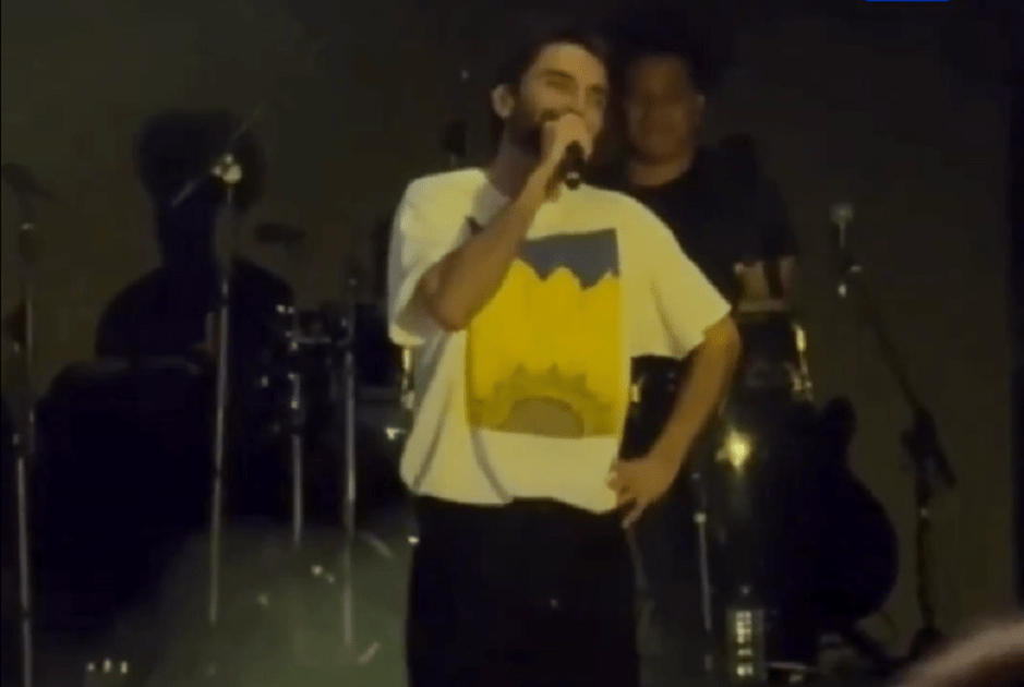 O cantor Silva faz discurso contra famosos durante show realizado em Brasília