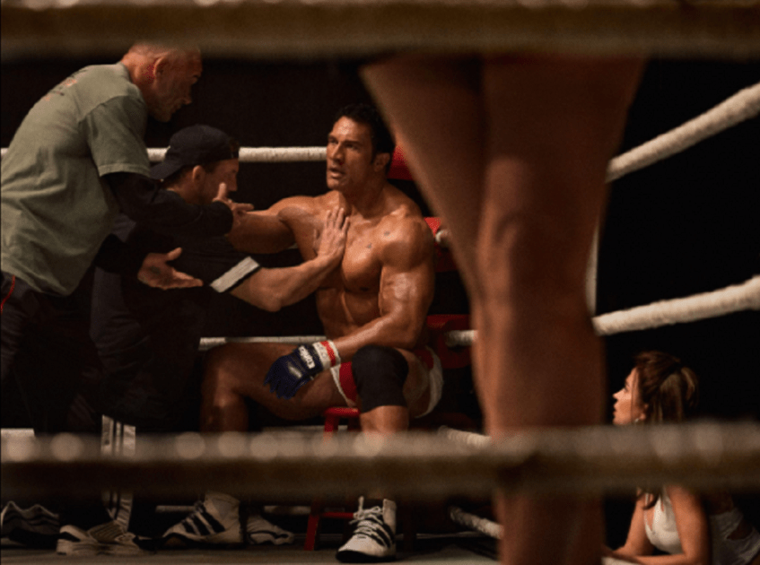 O ator Dwayne Johnson, conhecido também como The Rock, interpreta Mike Kerr no filme "Coração de Lutador"